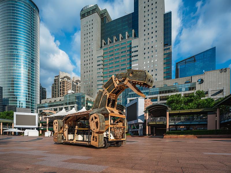 因應颱風可能帶來的風雨，新北市兒童藝術節在新北市市民廣場的10組大型裝置藝術，啟動防颱整備作業。