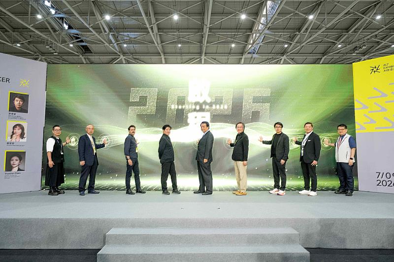 2026 AI生活方式趨勢展邀請到（由左至右） 呈境設計袁世賢總監、 台北市建築材料商業同業公會陳裕愷理事長、LISAA Paris Architecture & Design Paul Jouan校長、台灣設計研究院張基義院長、宏觀視野陳銘達董事長、亞洲大學劉育東教授、竹工凡木總監暨ALT展策展人邵唯晏、台北市廚具櫥櫃商業同業公會蘇政欣理事長、中華民國都更危老重建協會楊謙柔理事長為啟動儀式揭開。