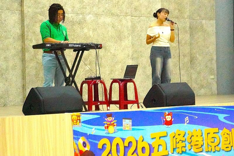 榮獲佳作的「好巧喔爆炸頭」團隊,由南臺科大流行音樂產業系大三學生組成。主唱尤巧柔(右)來自馬來西亞,克服語言藩籬,以真摯動人的台語歌聲唱出回歸五條港之情。