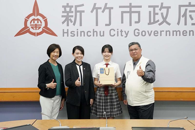 .高虹安市長頒獎並與康橋國際學校新竹校區同學合影。