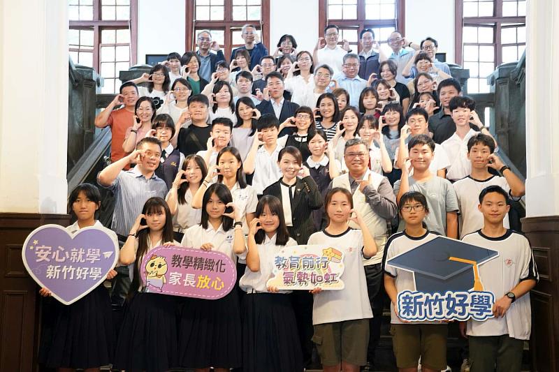 新竹市18位國中生會考榮登全國榜首,高虹安市長與師生、家長們大合影。