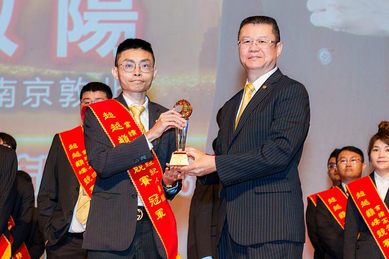有了AI輔助,吳政陽把更多心力投入客戶服務與需求分析,屢創個人業績新高,近年業績最高近5,000萬!
