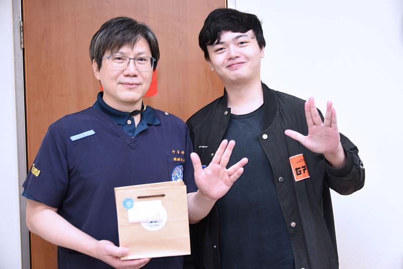 當初2018年屏東枋寮15歲少年(右)的轉診經驗,催生了高醫STRONG區域聯防體系,如今,少年已成為大學畢業生,高醫外傷及重症外科陳昭文主任(左)也祝福他愈來愈強壯
