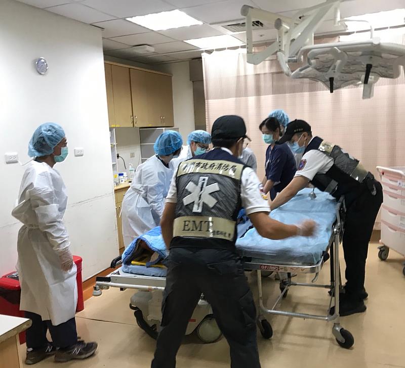 透過重大外傷綠色通道,雙方團隊人員即早完成溝通。高醫外傷團隊在外傷病人到院前,已充分利用轉送等待時間,完成內部醫療資源聯絡,專業人員與急救物件的佈建,「病人抵達急診、即刻處置」
