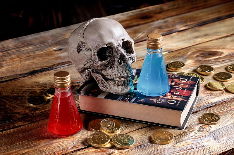 Inspired by the iconic Life and Mana Potions from Diablo IV, the Life & Mana Sparkling Elixirs feature vibrant pomegranate and blue curaçao flavors, recreating the game's signature red-and-blue colors as the opening course of Chapter III: 