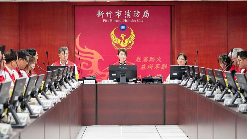 市長高虹安與各局處單位進行防颱整備會議。