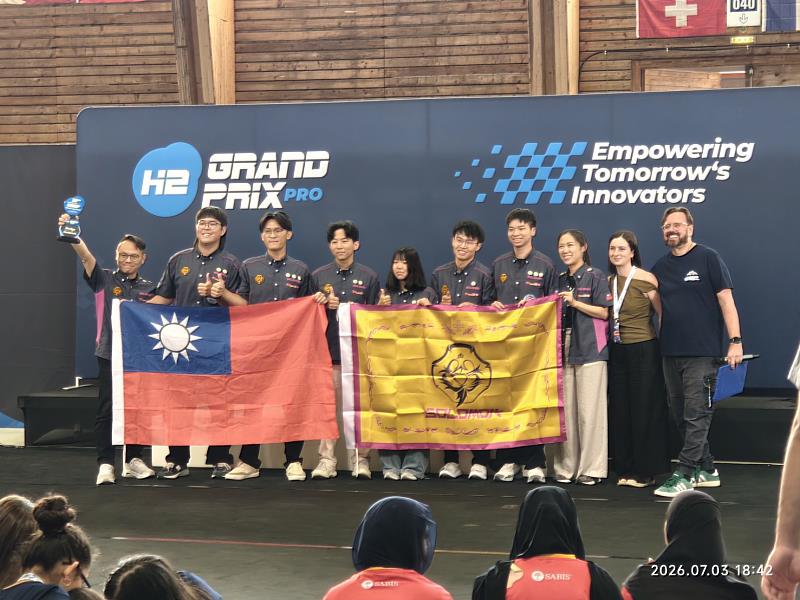 台灣之光！高科大模具系郭俊賢教授（左1）指導高科大所羅門車隊在H2GP世界總決賽勇奪Prototype 全氫能特殊等級組世界銀牌及榮獲最佳設計獎！