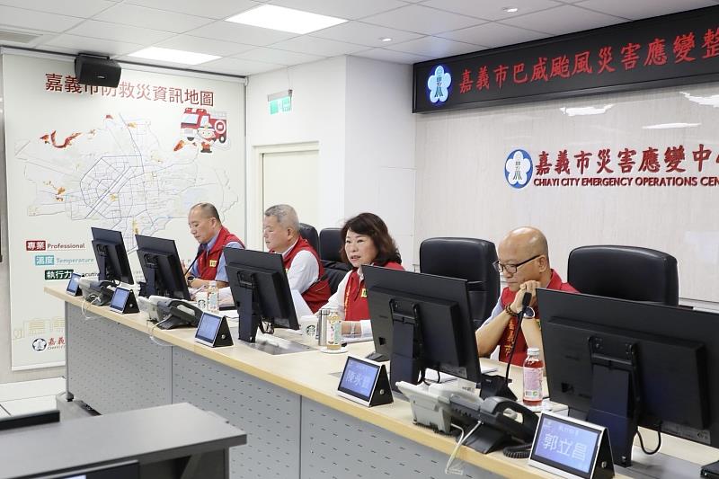 黃敏惠市長持巴威颱風災害應變中心整備會議。