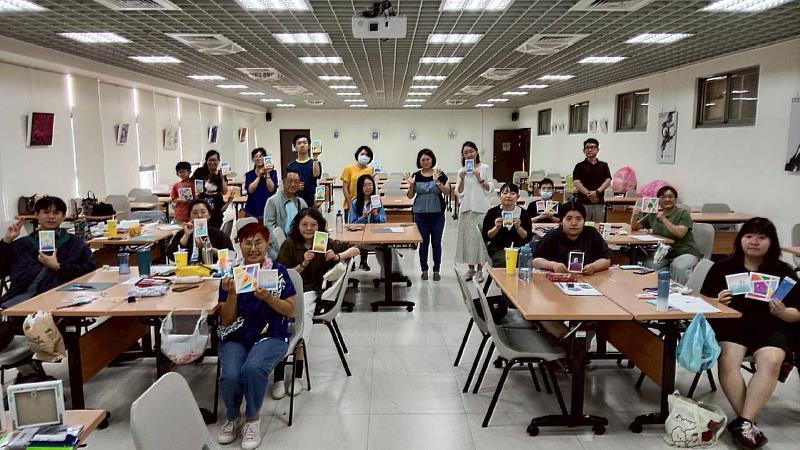 南華大學結合音樂、視覺設計、建築、產品設計等不同專業領域，辦理藝術療癒跨領域課程，圖為視覺療癒工作坊，學員展現設計作品。
