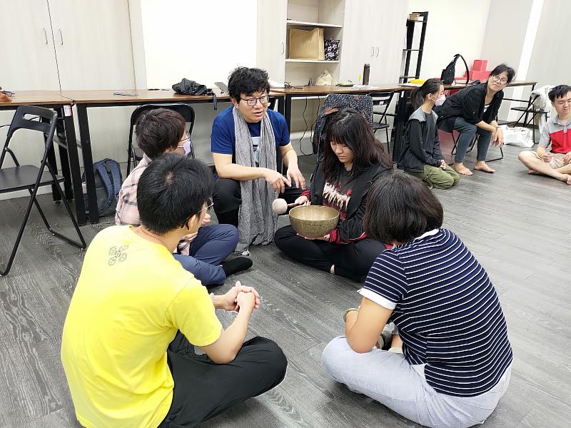 南華大學結合音樂、視覺設計、建築、產品設計等不同專業領域，辦理藝術療癒跨領域課程，圖為聲音療癒工作坊，體驗頌缽音療。