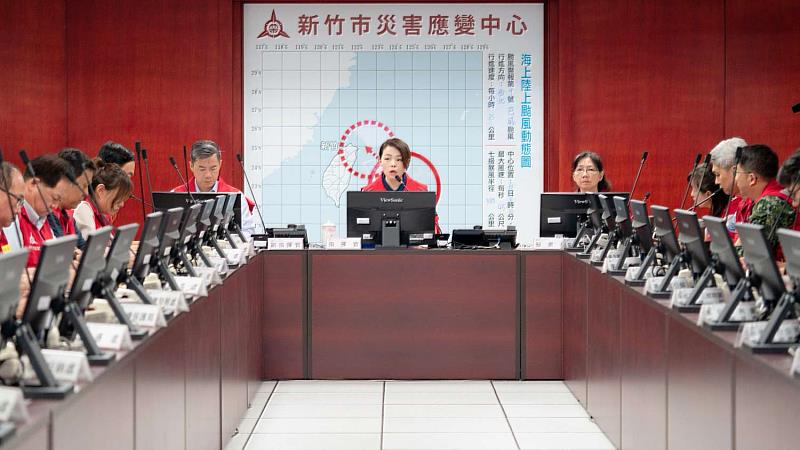 市長高虹安親自主持巴威颱風災害應變中心第一次工作會議。