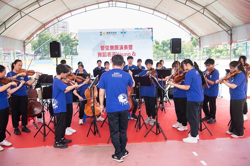 嘉義國中音樂班管弦樂團精彩開幕演出。