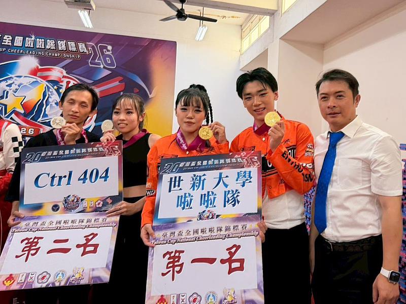 世新大學啦啦隊林聖穎(左3)、李睿宏(右2)勇奪嘻哈雙人公開組第一名,憑藉絕佳默契與紮實舞技,並取得國手資格。(世新大學提供)