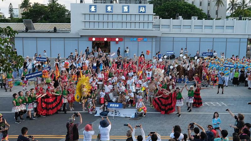 「台東博覽會 X 踩街嘉年華」鐵花路震撼登場。