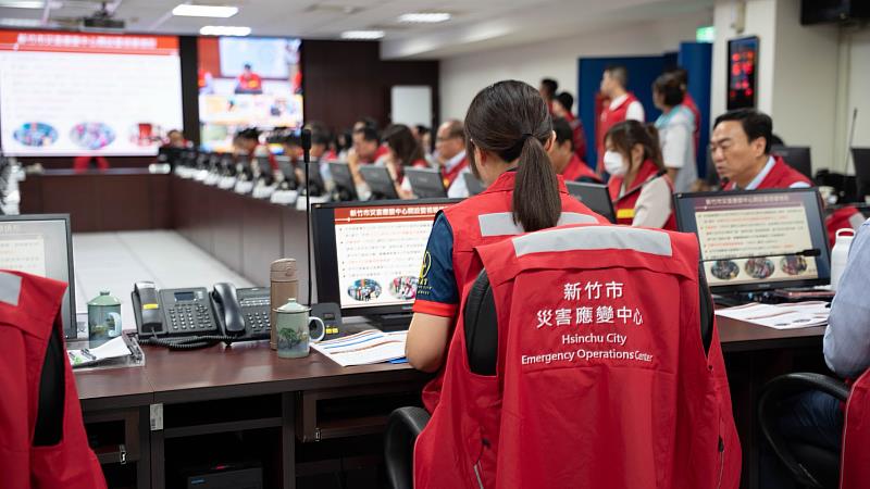 市長高虹安親自主持巴威颱風災害應變中心第二次工作會議。