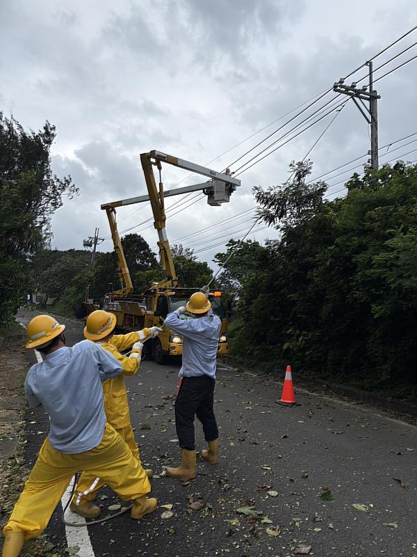 巴威颱風造成高壓線路斷線，台電人員於屏東恆春地區搶修。
