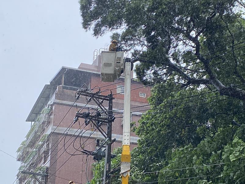 巴威颱風挾帶強風豪雨，造成多地停電，台電人員於新北市五股區冒雨搶修。