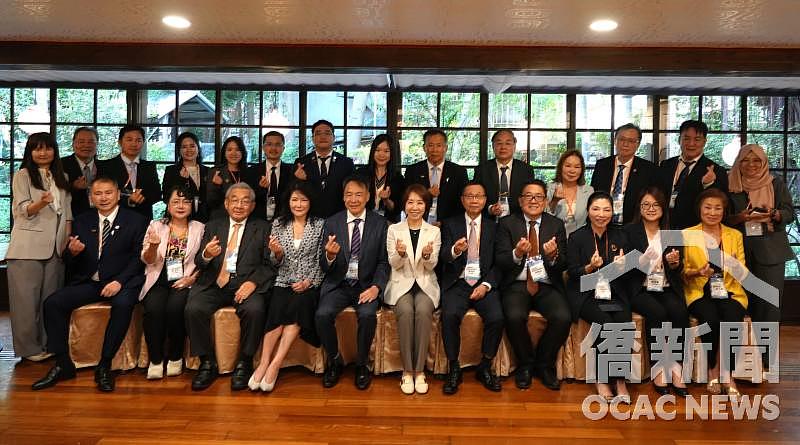李姸慧（前排中）與世總第32屆回國訪問團合影。
