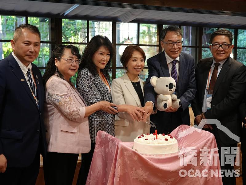 世總回國訪團於僑委會歡迎晚宴為李姸慧（中）驚喜慶生。