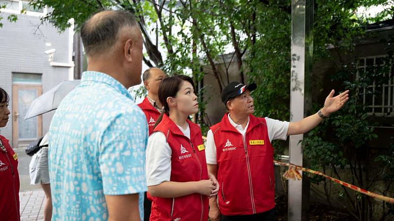 市長高虹安前往大型樹木倒塌砸毀民宅處所視察救災並慰問災民。