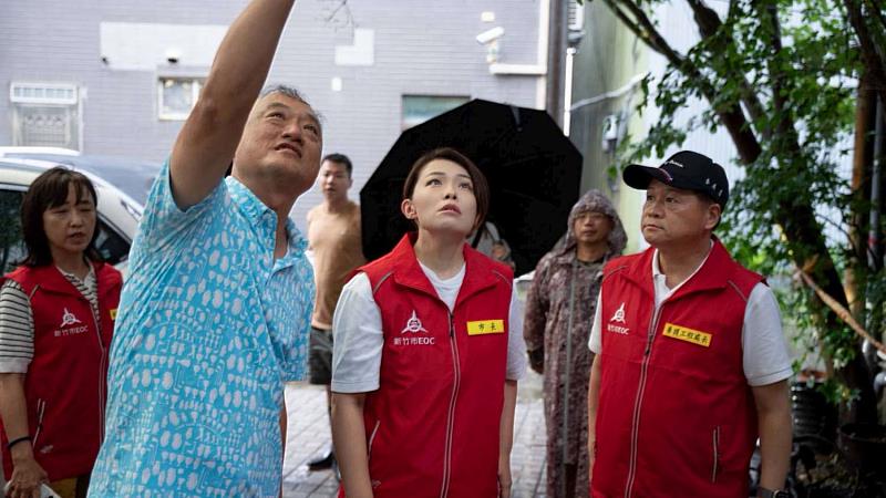 市長高虹安前往大型樹木倒塌砸毀民宅處所視察救災並慰問災民。
