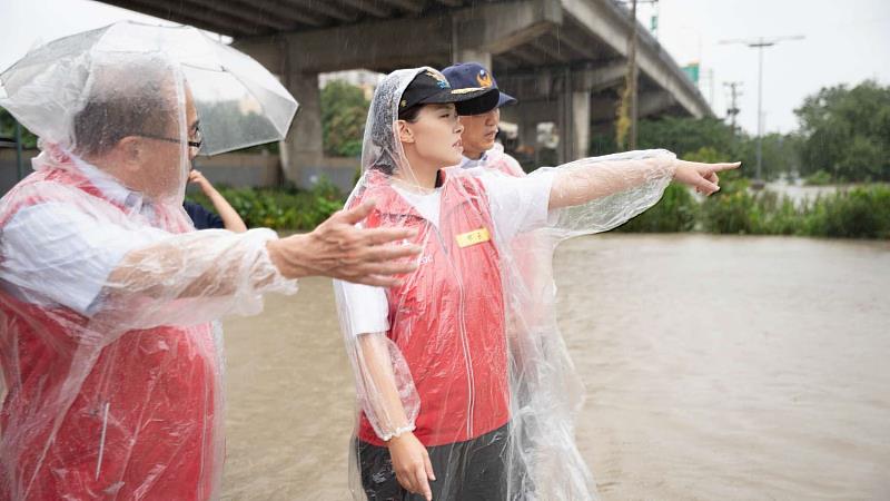 因應頭前溪水位快速上漲，市長高虹安前往視察左岸高灘地出入口封鎖情況。