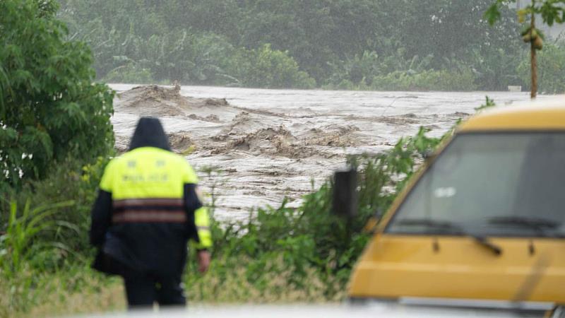 因應頭前溪水位快速上漲，市長高虹安前往視察左岸高灘地出入口封鎖情況。
