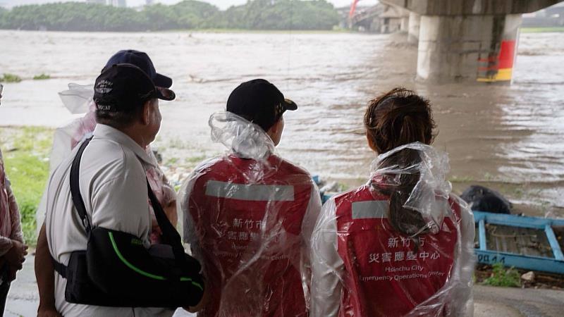 市長高虹安率局處首長赴舊港里視察。