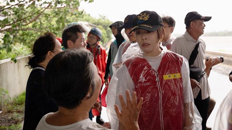 市長高虹安率局處首長赴舊港里視察。