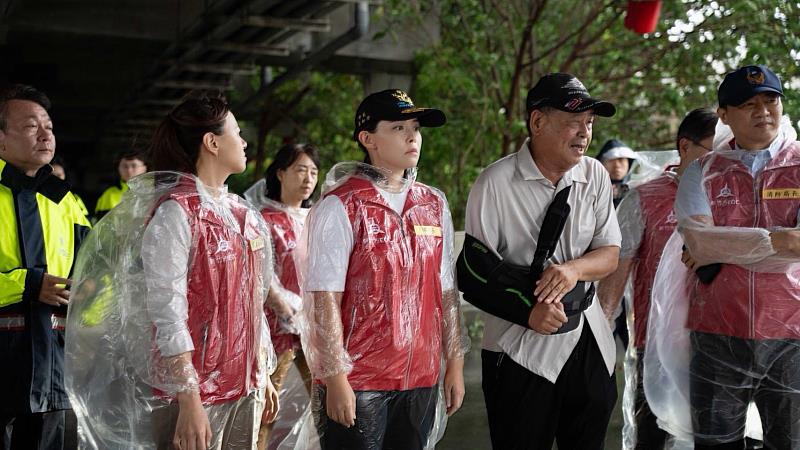 市長高虹安率局處首長赴舊港里視察。