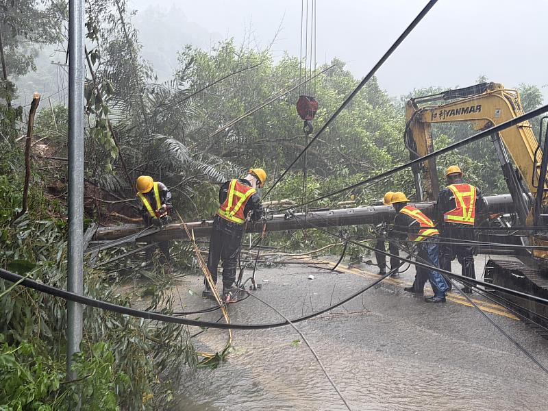 豪雨導致土石崩落，造成電桿倒斷，台電人員於苗栗縣南庒鄉進行搶修。