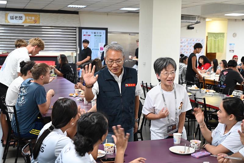 代理縣長林茂盛宿舍關懷國外民俗團隊團員。