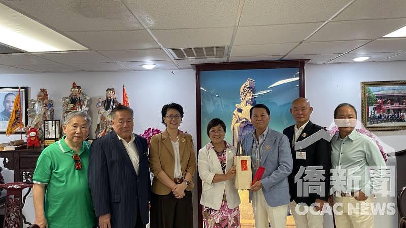 徐佳青致贈臺灣茶葉禮盒及香油錢予越棉寮華裔聯誼會及天后廟。