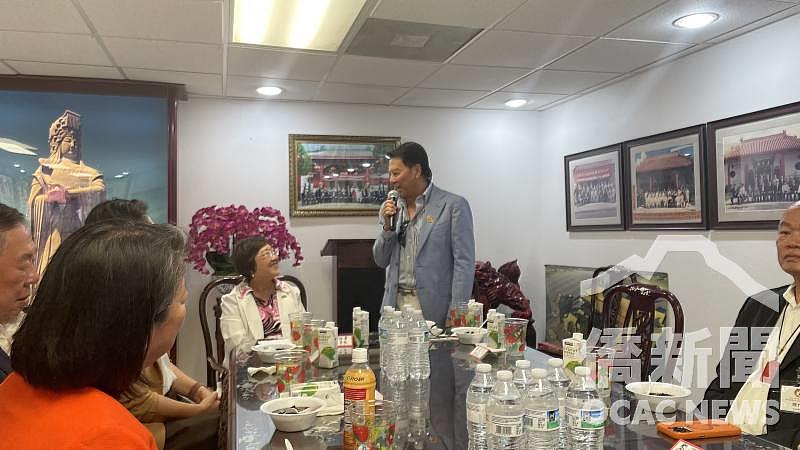 越棉寮華裔聯誼會會長暨僑務促進委員梁偉雄歡迎徐佳青來訪。
