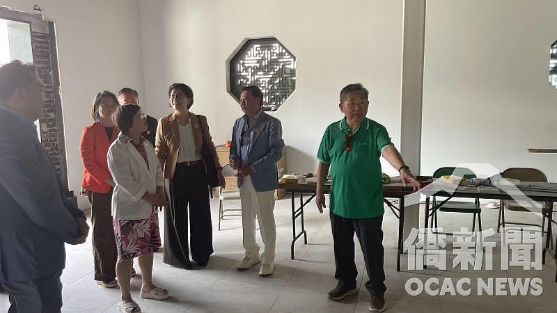 徐佳青瞭解天后廟的擴建工程。