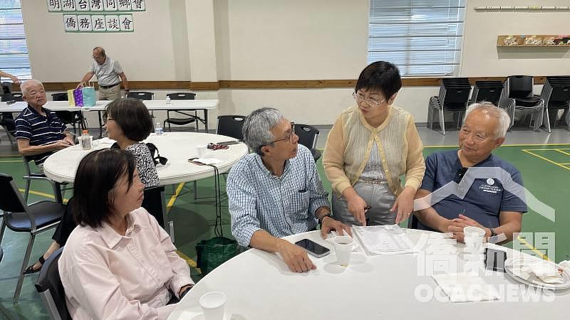 徐佳青（右2）逐桌關心與會鄉親。