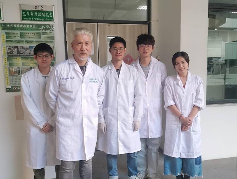 【精準醫療・人才共培】南臺科大褚俊傑特聘教授帶領實驗室研究團隊，致力於外泌體發酵工程、分離純化及製程放大等核心技術開發。團隊透過「需求導向研發 × 人才共培」模式，引領學子在學期間接軌產業實務，厚植未來生醫產業的高階專業即戰力。（圖／南臺科技大學提供）