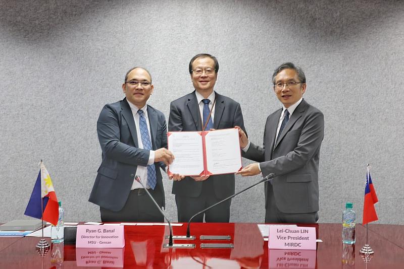 金屬中心攜手菲律賓民答那峨島州立大學（MSU–General Santos）及台灣鑄造學會完成合作意向書簽署，三方代表合影留念。左起為菲律賓民答那峨島州立大學（MSU–General Santos）創新處處長Dr. Ryan G. Banal、金屬中心副執行長林烈全、台灣鑄造學會理事長陳貞光。