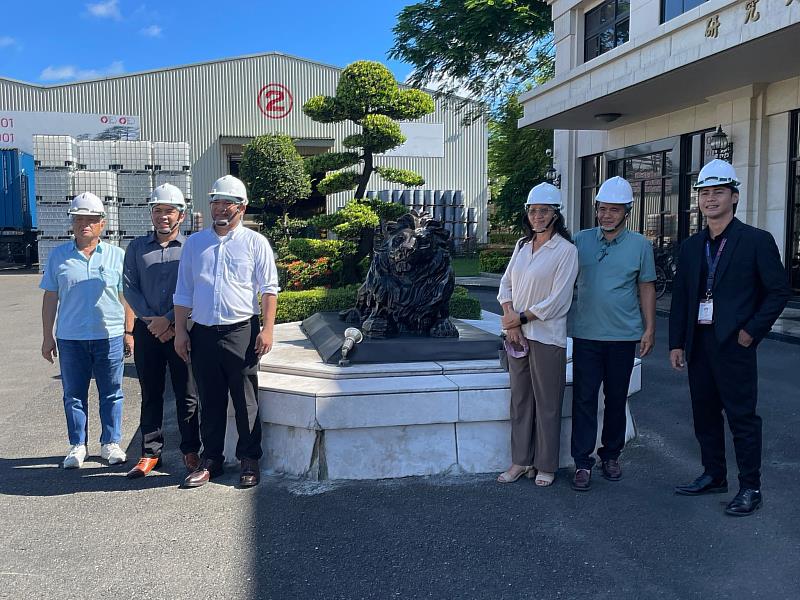 菲律賓參訪團參訪皇華材料科技股份有限公司，深入了解其在鑄造及煉鋼產業用黏著劑、塗模劑、保溫冒口及高溫耐火材料等產品的研發與製造技術，並交流鑄造產業發展經驗。