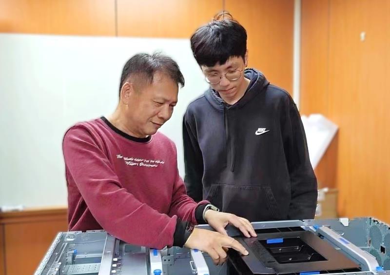 新鮮人小偉(右)透過奇鋐科技參加青年就業旗艦計畫,在職場導師(左)指道下累積實務經驗,順利展開職涯。