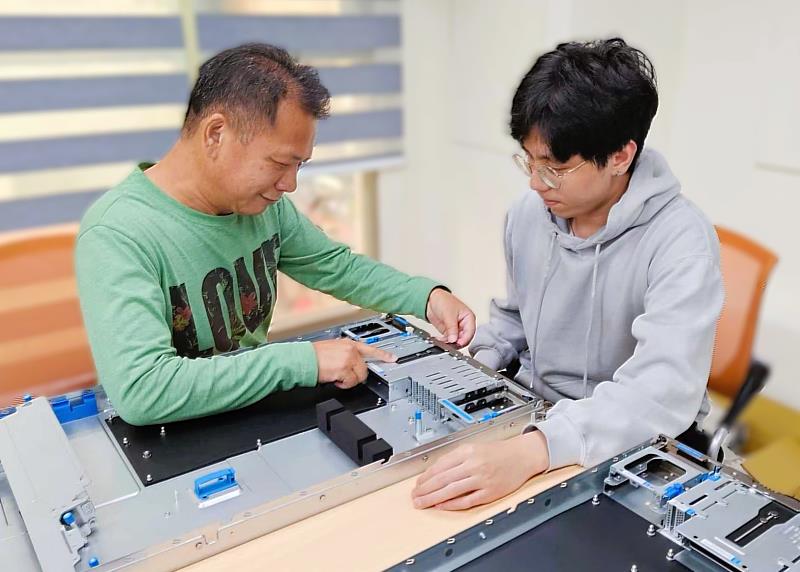 青年小偉(右)透過奇鋐科技參加青年就業旗艦計畫,導師(左)一對一指導,參與產品開發過程,累積實務經驗,成功接軌AI產業鏈。