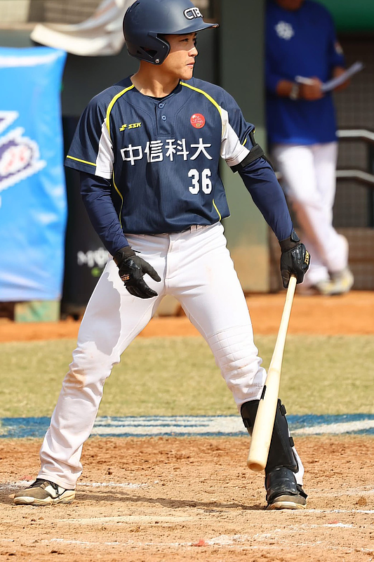 王羽飛擔任中信科大棒球隊隊長，帶領隊友征戰各項大專棒球賽事。（圖/中信科大提供）
