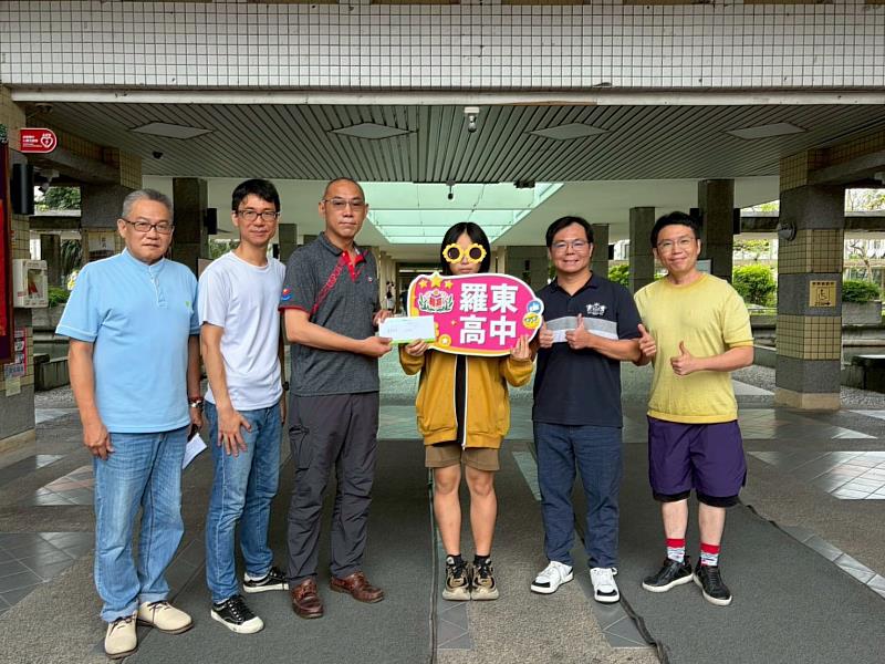 愛心急難扶助管理委員劉明智、總幹事林耀埜代表致送急難扶助金予羅東高中學生。