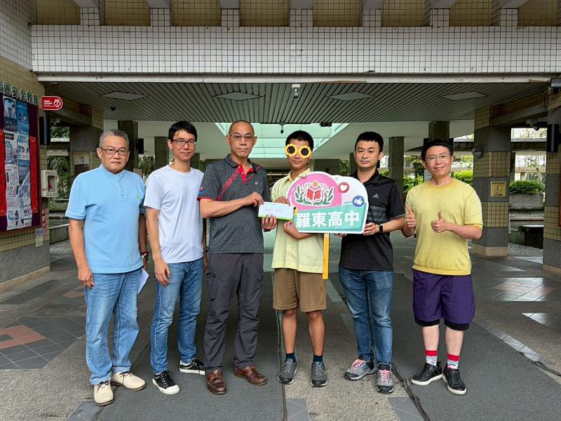 愛心急難扶助管理委員劉明智、總幹事林耀埜代表致送急難扶助金予羅東高中學生。
