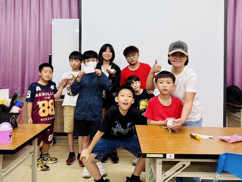 救國團攜手家寶貓舍二館爬蟲互動館推動萌寶動物生命教育課程，從互動體驗中學習尊重生命