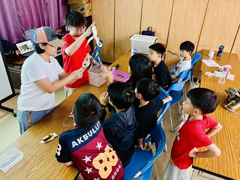 救國團攜手家寶貓舍二館爬蟲互動館推動萌寶動物生命教育課程，從互動體驗中學習尊重生命。