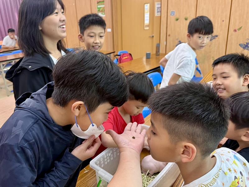 救國團攜手家寶貓舍二館爬蟲互動館推動萌寶動物生命教育課程，從互動體驗中學習尊重生命。