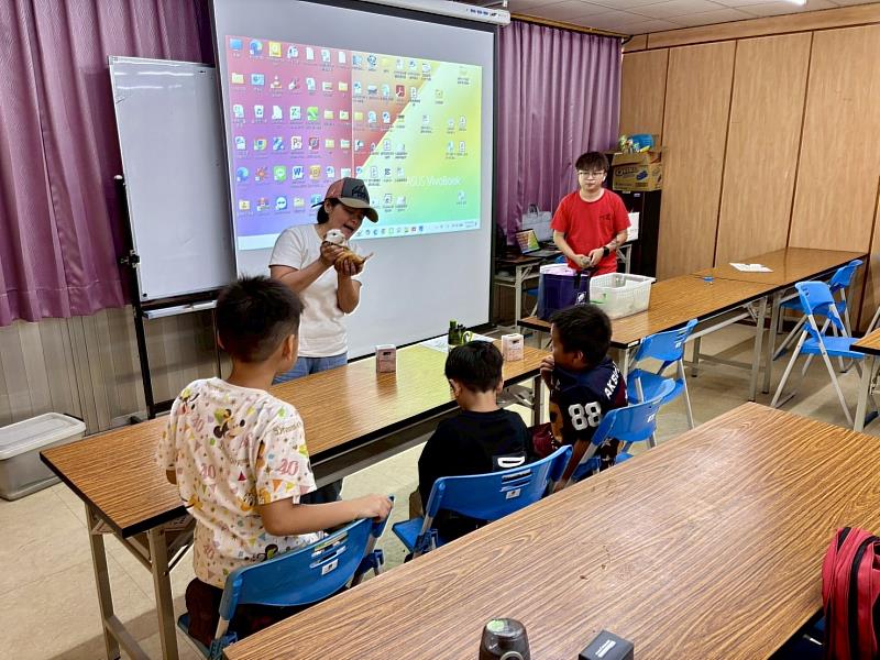 救國團攜手家寶貓舍二館爬蟲互動館推動萌寶動物生命教育課程，從互動體驗中學習尊重生命。