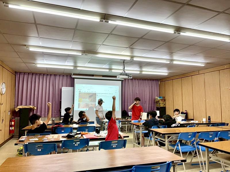 救國團攜手家寶貓舍二館爬蟲互動館推動萌寶動物生命教育課程，從互動體驗中學習尊重生命。