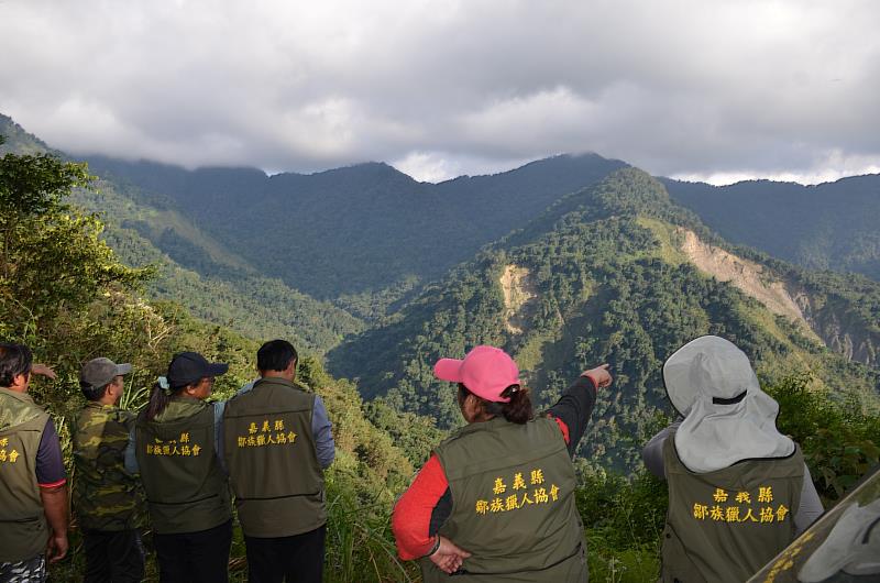 鄒族獵人協會長期推動狩獵自主管理制度，建立獵獲回報、自律公約、獵人培力及野生動物科學監測等機制，實踐「紮根傳統文化、立足現代管理」的精神。